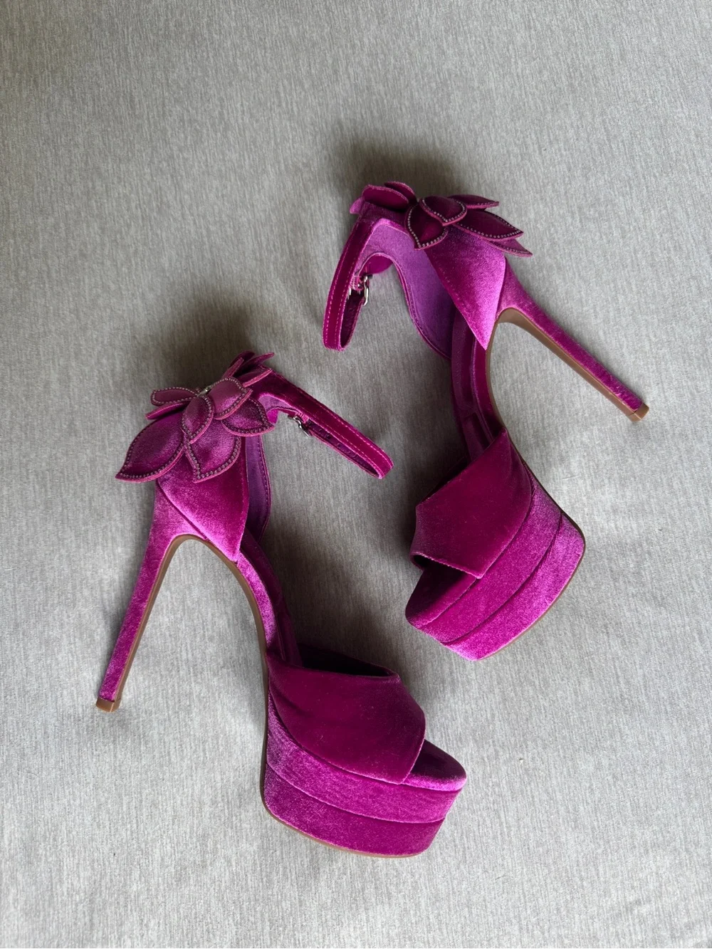 Gianni Bini Fuchsia Velvet Floral Rhinestone Platform Heels Ankle Strap Size 7.5